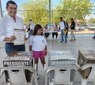 Rigo Mares en votación