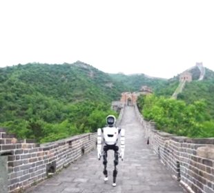 Muralla China y robot paseando