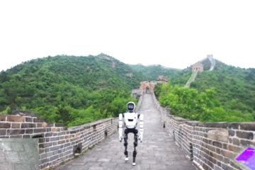 Muralla China y robot paseando