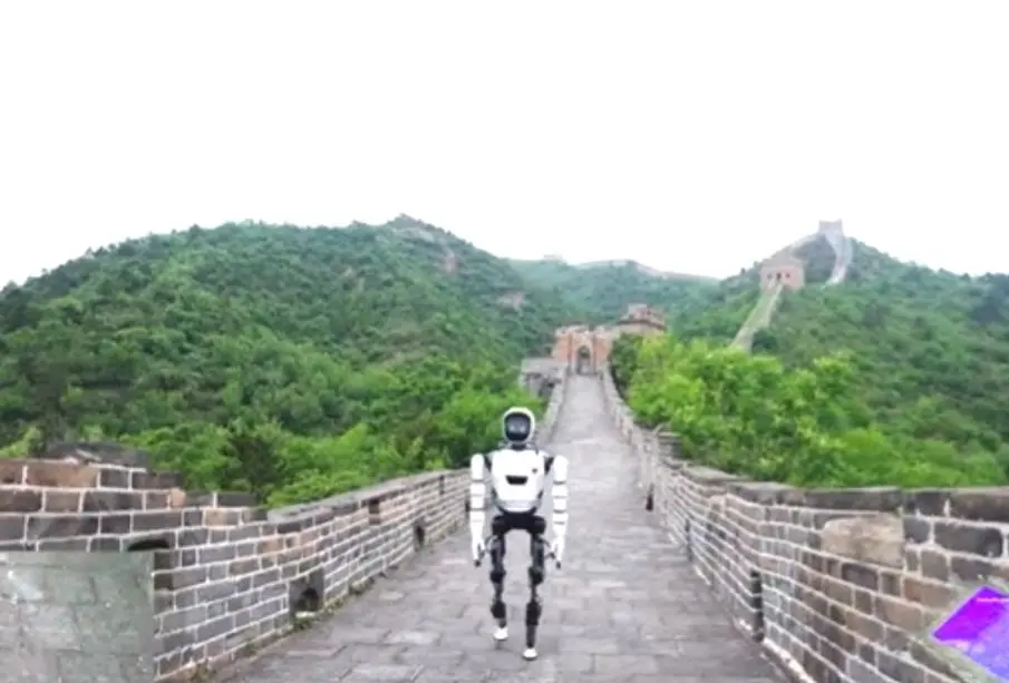 Muralla China y robot paseando