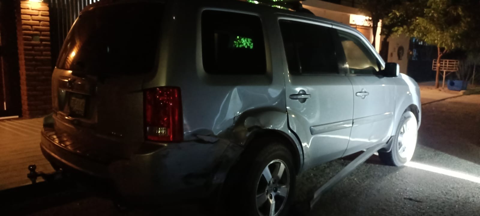 Vuelca camioneta tras impactar con vehículo estacionado en El Esterito