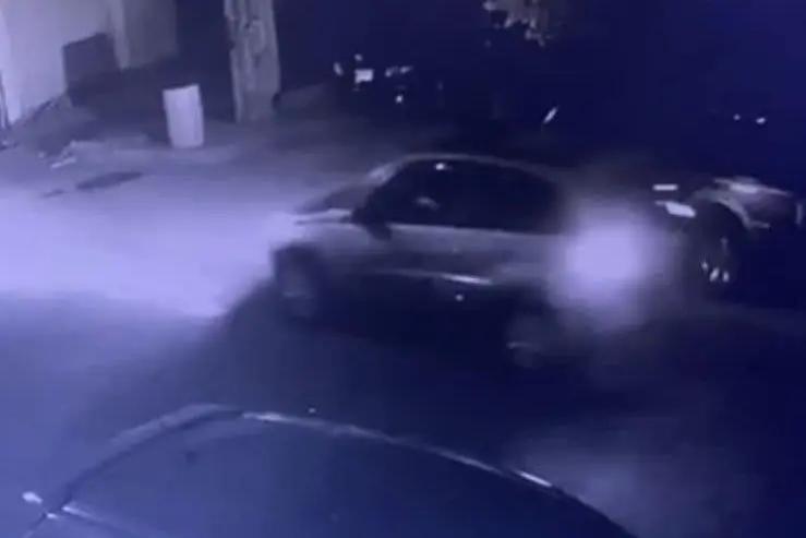 Buscan a conductor que chocó vehículo estacionado (VIDEO)