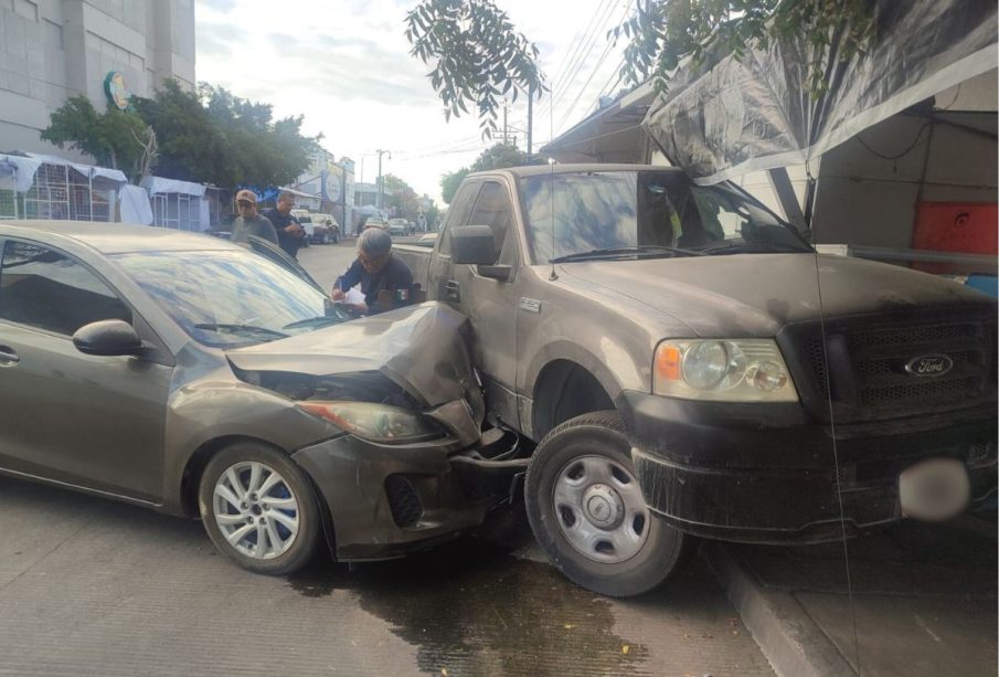 Conductor se duerme e impacta con vehículo en La Paz