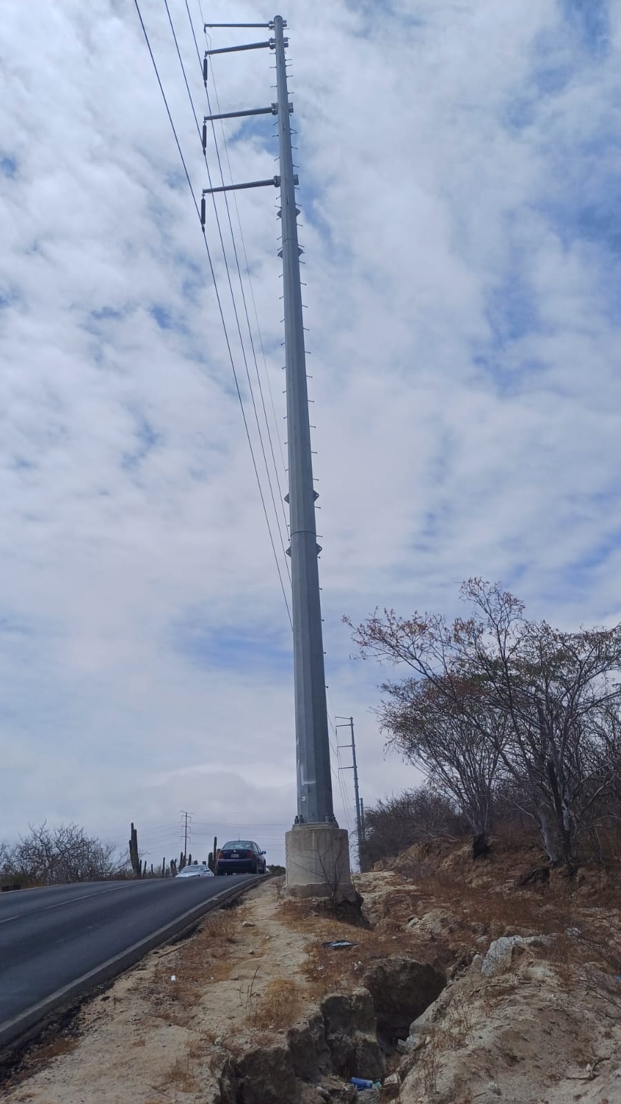 Poste de alta tensión podría colapsar en Cabo San Lucas