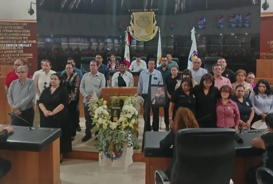 Realizan homenaje póstumo de asesor jurídico del Congreso