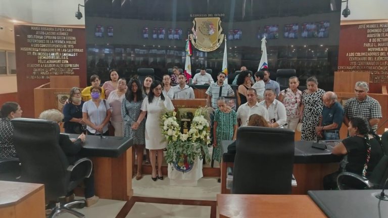 Realizan homenaje póstumo de asesor jurídico del Congreso