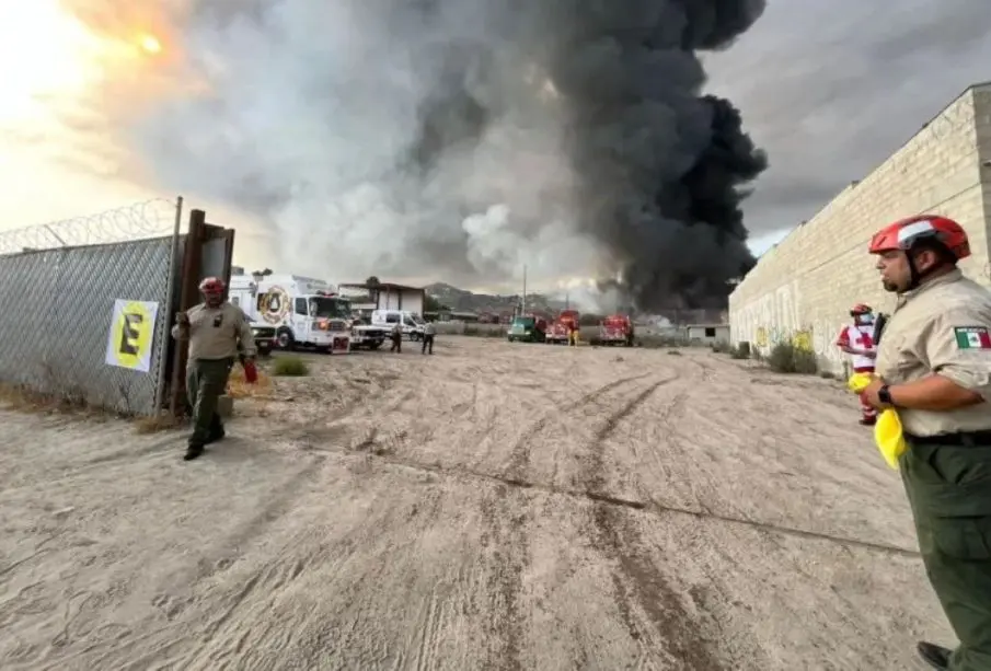 Voraz incendio destruyó tres naves industriales en Tijuana