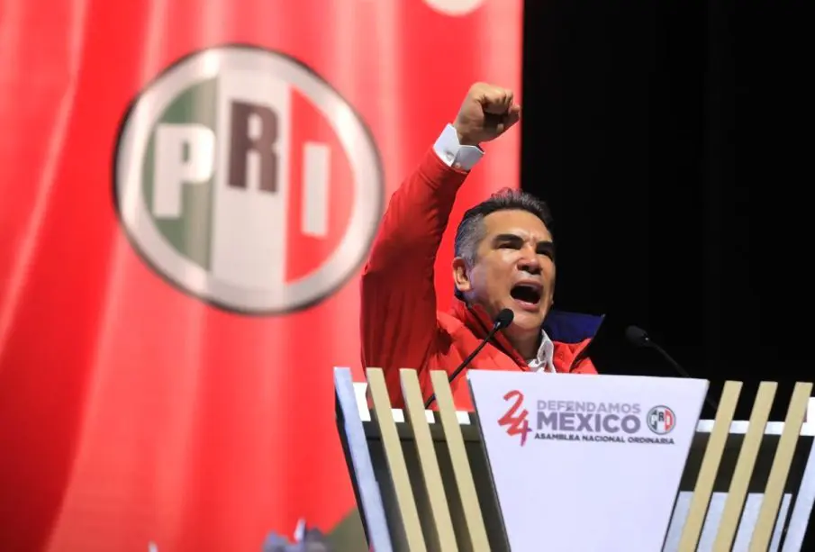 Allito Moreno dando discurso ante priistas
