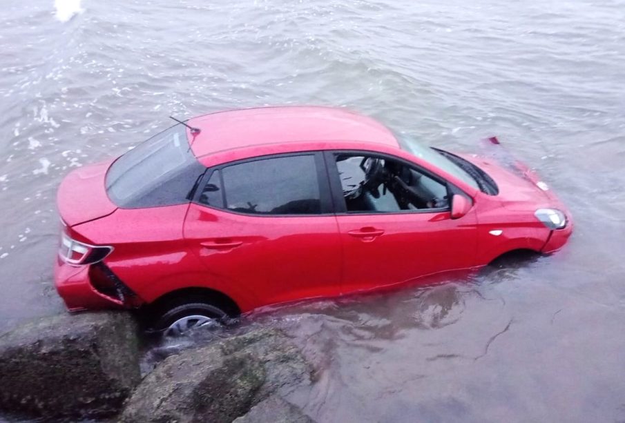 Auto rojo en el mar