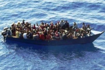 Migrantes arriba de un barco