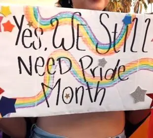 Pancarta en favor de las infancias trans