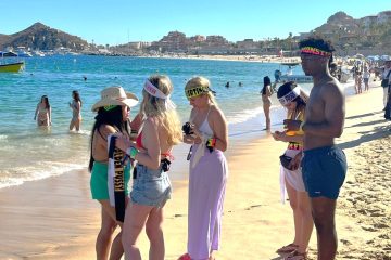 Turistas en la playa de Los Cabos