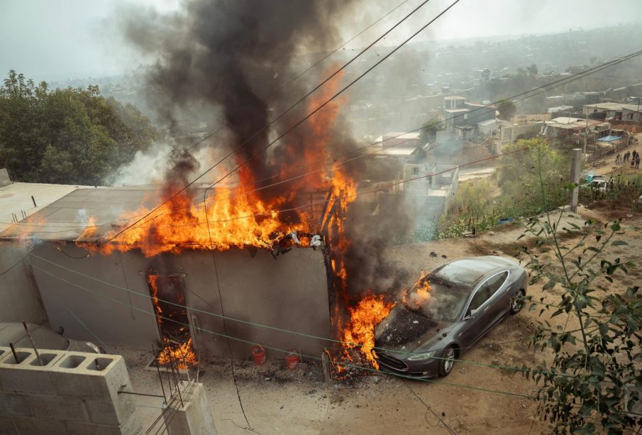 Auto Tesla y casa se incendian, vehículo colgado a diablito, Tijuana