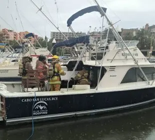 Bomberos atienden incendio en embarcación en CSL (VIDEO)