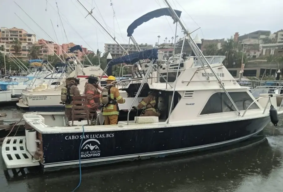 Bomberos atienden incendio en embarcación en CSL (VIDEO)