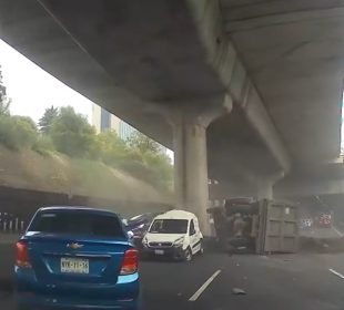 Camión de volteo se vuelca e impacta a camioneta, CDMX (Video)