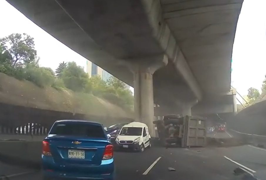 Camión de volteo se vuelca e impacta a camioneta, CDMX (Video)