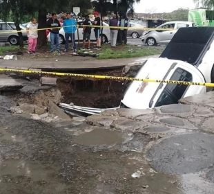 Cayó camioneta en enorme socavón formado en Ecatepec