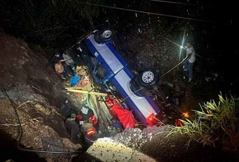 Dos muertos al volcarse camioneta con peregrinos a Chalma