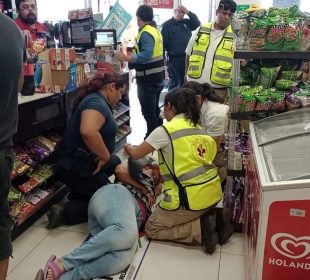 Mujer sufre ataque epiléptico dentro de tienda Oxxo en La Paz