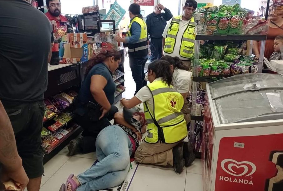 Mujer sufre ataque epiléptico dentro de tienda Oxxo en La Paz