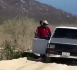 Sujetos arrojando basura