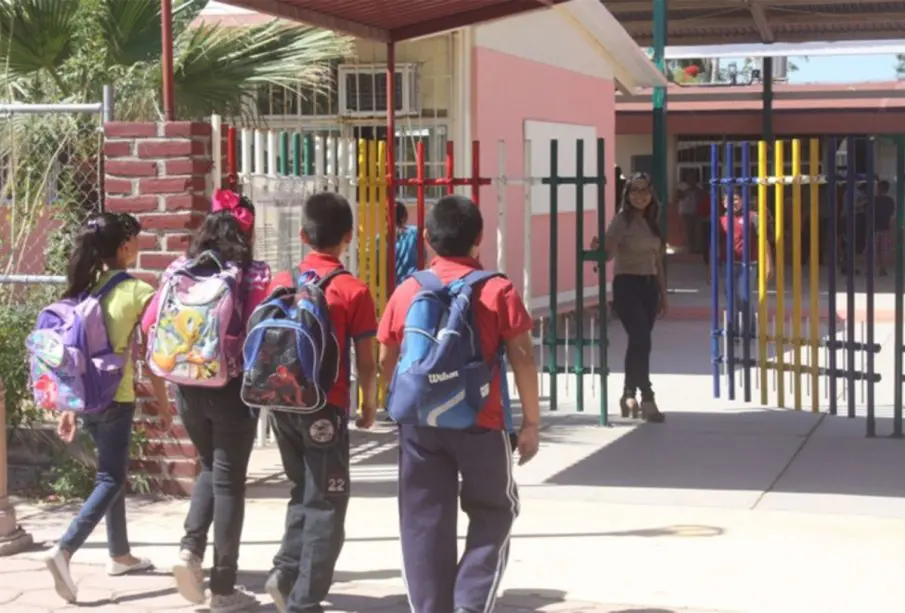 Niños llegan a clases