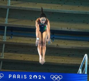 Gabriela Agúndez realiza clavado