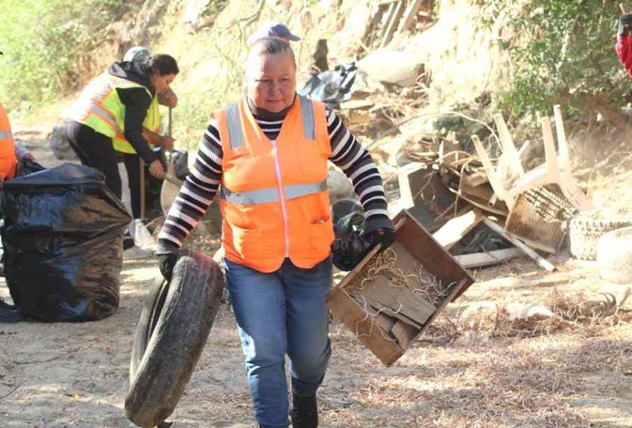 Funcionarios de La Paz recogen basura