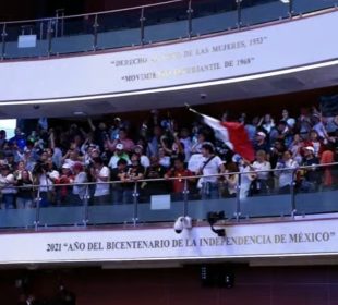 Al grito de traidores manifestantes Irrumpen en el Senado