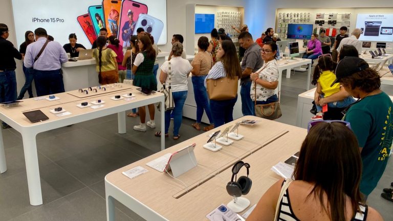 MacStore La Paz ha reabierto sus puertas con una imagen completamente renovada: ahora es el segundo formato Apple Premium Partner de MacStore en Baja California Sur. Esta tienda ofrece una experiencia inigualable, con un diseño modernizado que refleja el estilo elegante de Apple. Los asesores expertos en MacStore brindan un servicio personalizado, ajustándose a las necesidades laborales, de estudio o entretenimiento de cada visitante, garantizando que encuentren el producto Apple que mejor se adapte a su estilo de vida. La tienda ofrece una amplia gama de productos, incluidos los nuevos iPhone 16 y iPhone 16 Pro, disponibles en todos los colores y capacidades. También encontrarás MacBook Air, MacBook Pro, AirPods, Apple Watch y iPad, además de accesorios premium como bocinas, audífonos y gadgets que complementan tu experiencia Apple. Otro de los grandes beneficios de MacStore es su servicio técnico especializado, donde expertos certificados por Apple se encargan de las reparaciones y mantenimientos. Estos profesionales garantizan que tus dispositivos estén en las mejores manos. Además, MacStore ofrece programas de financiamiento con Citibanamex y BBVA, permitiéndote pagar en cómodas mensualidades y con la opción de cambiar tus equipos cada 24 o 20 meses. También puedes aprovechar hasta 24 meses sin intereses con tarjetas de crédito participantes. Con un horario de atención de lunes a domingo de 11:00 a 21:00 horas, MacStore La Paz se convierte en un destino imprescindible para los amantes de la tecnología Apple en Baja California Sur. Visítala en la plaza Galerías, en bulevar General Agustín Olachea, colonia El Zacatal.