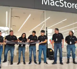 MacStore La Paz ha reabierto sus puertas con una imagen completamente renovada: ahora es el segundo formato Apple Premium Partner de MacStore en Baja California Sur. Esta tienda ofrece una experiencia inigualable, con un diseño modernizado que refleja el estilo elegante de Apple. Los asesores expertos en MacStore brindan un servicio personalizado, ajustándose a las necesidades laborales, de estudio o entretenimiento de cada visitante, garantizando que encuentren el producto Apple que mejor se adapte a su estilo de vida. La tienda ofrece una amplia gama de productos, incluidos los nuevos iPhone 16 y iPhone 16 Pro, disponibles en todos los colores y capacidades. También encontrarás MacBook Air, MacBook Pro, AirPods, Apple Watch y iPad, además de accesorios premium como bocinas, audífonos y gadgets que complementan tu experiencia Apple. Otro de los grandes beneficios de MacStore es su servicio técnico especializado, donde expertos certificados por Apple se encargan de las reparaciones y mantenimientos. Estos profesionales garantizan que tus dispositivos estén en las mejores manos. Además, MacStore ofrece programas de financiamiento con Citibanamex y BBVA, permitiéndote pagar en cómodas mensualidades y con la opción de cambiar tus equipos cada 24 o 20 meses. También puedes aprovechar hasta 24 meses sin intereses con tarjetas de crédito participantes. Con un horario de atención de lunes a domingo de 11:00 a 21:00 horas, MacStore La Paz se convierte en un destino imprescindible para los amantes de la tecnología Apple en Baja California Sur. Visítala en la plaza Galerías, en bulevar General Agustín Olachea, colonia El Zacatal.
