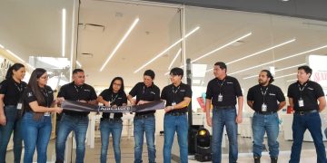 MacStore La Paz ha reabierto sus puertas con una imagen completamente renovada: ahora es el segundo formato Apple Premium Partner de MacStore en Baja California Sur. Esta tienda ofrece una experiencia inigualable, con un diseño modernizado que refleja el estilo elegante de Apple. Los asesores expertos en MacStore brindan un servicio personalizado, ajustándose a las necesidades laborales, de estudio o entretenimiento de cada visitante, garantizando que encuentren el producto Apple que mejor se adapte a su estilo de vida. La tienda ofrece una amplia gama de productos, incluidos los nuevos iPhone 16 y iPhone 16 Pro, disponibles en todos los colores y capacidades. También encontrarás MacBook Air, MacBook Pro, AirPods, Apple Watch y iPad, además de accesorios premium como bocinas, audífonos y gadgets que complementan tu experiencia Apple. Otro de los grandes beneficios de MacStore es su servicio técnico especializado, donde expertos certificados por Apple se encargan de las reparaciones y mantenimientos. Estos profesionales garantizan que tus dispositivos estén en las mejores manos. Además, MacStore ofrece programas de financiamiento con Citibanamex y BBVA, permitiéndote pagar en cómodas mensualidades y con la opción de cambiar tus equipos cada 24 o 20 meses. También puedes aprovechar hasta 24 meses sin intereses con tarjetas de crédito participantes. Con un horario de atención de lunes a domingo de 11:00 a 21:00 horas, MacStore La Paz se convierte en un destino imprescindible para los amantes de la tecnología Apple en Baja California Sur. Visítala en la plaza Galerías, en bulevar General Agustín Olachea, colonia El Zacatal.