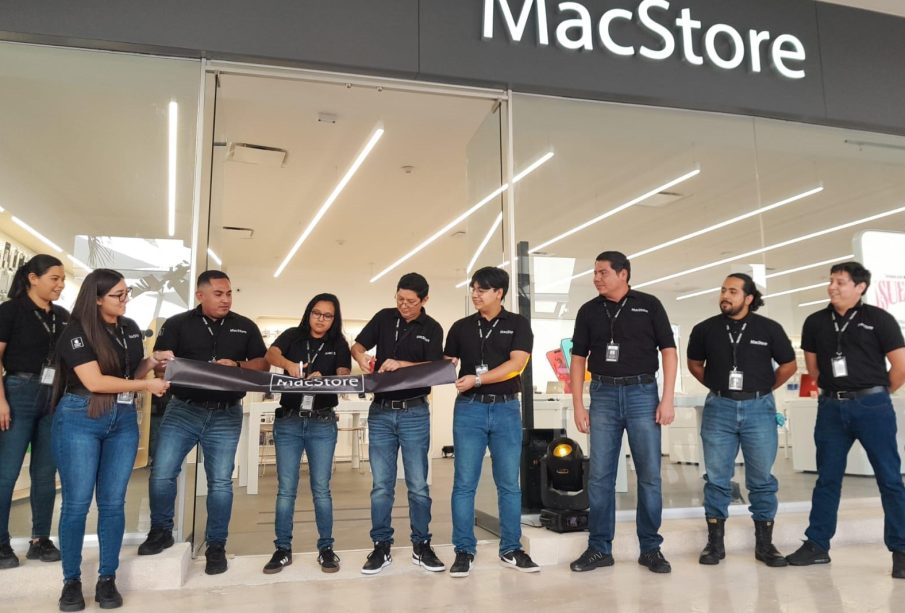 MacStore La Paz ha reabierto sus puertas con una imagen completamente renovada: ahora es el segundo formato Apple Premium Partner de MacStore en Baja California Sur. Esta tienda ofrece una experiencia inigualable, con un diseño modernizado que refleja el estilo elegante de Apple. Los asesores expertos en MacStore brindan un servicio personalizado, ajustándose a las necesidades laborales, de estudio o entretenimiento de cada visitante, garantizando que encuentren el producto Apple que mejor se adapte a su estilo de vida. La tienda ofrece una amplia gama de productos, incluidos los nuevos iPhone 16 y iPhone 16 Pro, disponibles en todos los colores y capacidades. También encontrarás MacBook Air, MacBook Pro, AirPods, Apple Watch y iPad, además de accesorios premium como bocinas, audífonos y gadgets que complementan tu experiencia Apple. Otro de los grandes beneficios de MacStore es su servicio técnico especializado, donde expertos certificados por Apple se encargan de las reparaciones y mantenimientos. Estos profesionales garantizan que tus dispositivos estén en las mejores manos. Además, MacStore ofrece programas de financiamiento con Citibanamex y BBVA, permitiéndote pagar en cómodas mensualidades y con la opción de cambiar tus equipos cada 24 o 20 meses. También puedes aprovechar hasta 24 meses sin intereses con tarjetas de crédito participantes. Con un horario de atención de lunes a domingo de 11:00 a 21:00 horas, MacStore La Paz se convierte en un destino imprescindible para los amantes de la tecnología Apple en Baja California Sur. Visítala en la plaza Galerías, en bulevar General Agustín Olachea, colonia El Zacatal.