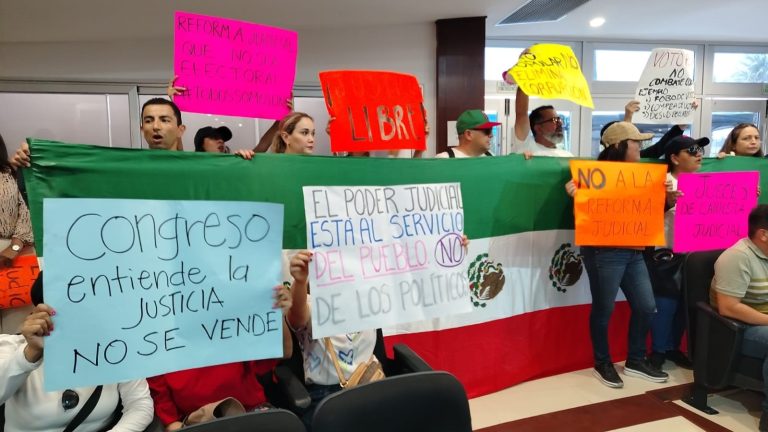 Manifestantes irrumpen aprobación a reforma a Poder Judicial