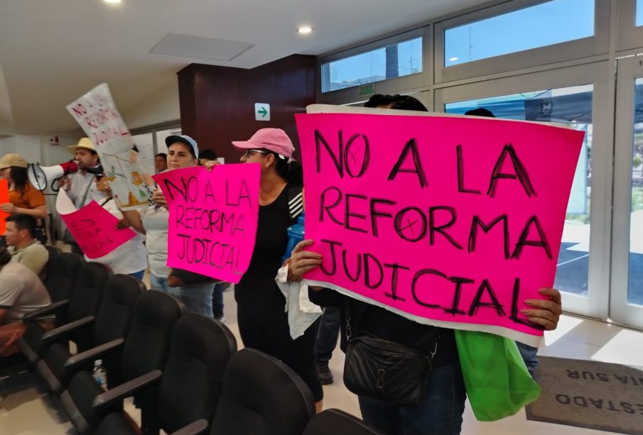 Manifestantes irrumpen aprobación a reforma a Poder Judicial