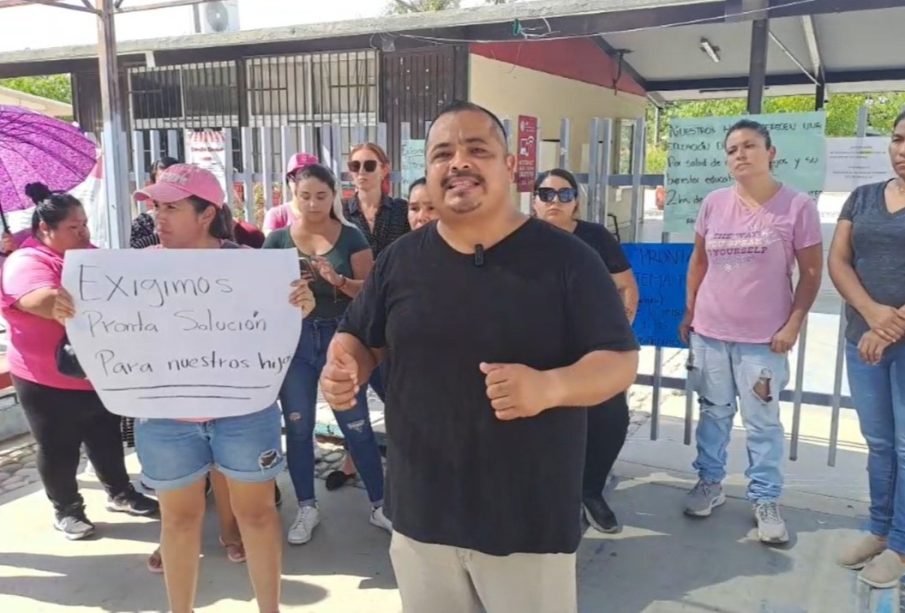 Padres toman primaria de La Paz por falta de energía eléctrica