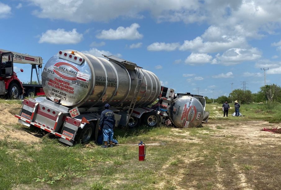 Volcadura de pipa en carretera de cuota complica tránsito en SJC