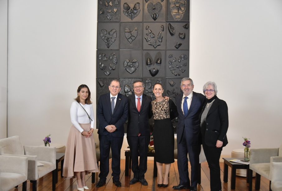 Claudia Sheinbaum con invitados a cena