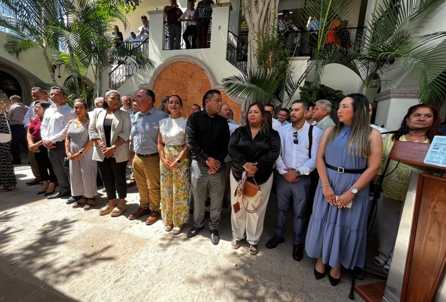 Christian Agúndez junto con su gabinete