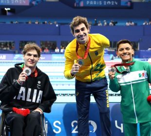 Jesús Rodríguez posa porque México gana bronce