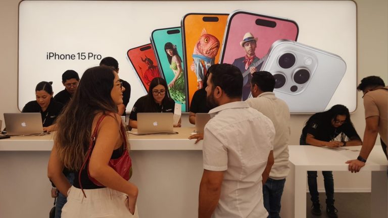 MacStore La Paz ha reabierto sus puertas con una imagen completamente renovada: ahora es el segundo formato Apple Premium Partner de MacStore en Baja California Sur. Esta tienda ofrece una experiencia inigualable, con un diseño modernizado que refleja el estilo elegante de Apple. Los asesores expertos en MacStore brindan un servicio personalizado, ajustándose a las necesidades laborales, de estudio o entretenimiento de cada visitante, garantizando que encuentren el producto Apple que mejor se adapte a su estilo de vida. La tienda ofrece una amplia gama de productos, incluidos los nuevos iPhone 16 y iPhone 16 Pro, disponibles en todos los colores y capacidades. También encontrarás MacBook Air, MacBook Pro, AirPods, Apple Watch y iPad, además de accesorios premium como bocinas, audífonos y gadgets que complementan tu experiencia Apple. Otro de los grandes beneficios de MacStore es su servicio técnico especializado, donde expertos certificados por Apple se encargan de las reparaciones y mantenimientos. Estos profesionales garantizan que tus dispositivos estén en las mejores manos. Además, MacStore ofrece programas de financiamiento con Citibanamex y BBVA, permitiéndote pagar en cómodas mensualidades y con la opción de cambiar tus equipos cada 24 o 20 meses. También puedes aprovechar hasta 24 meses sin intereses con tarjetas de crédito participantes. Con un horario de atención de lunes a domingo de 11:00 a 21:00 horas, MacStore La Paz se convierte en un destino imprescindible para los amantes de la tecnología Apple en Baja California Sur. Visítala en la plaza Galerías, en bulevar General Agustín Olachea, colonia El Zacatal.