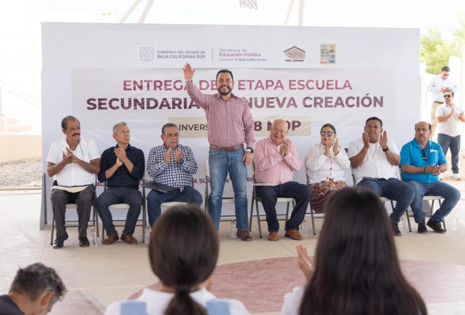 Autoridades entregan obras educativas por más de 77 millones