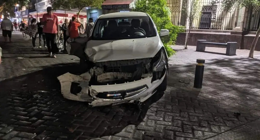 Un sujeto a bordo de una camioneta GMC negra irrumpió de manera violenta en el centro histórico; se investiga si el ataque fue intencional