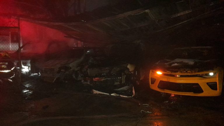 Incendio en lote de autos en Zapopan, quemados vehículos (Video)