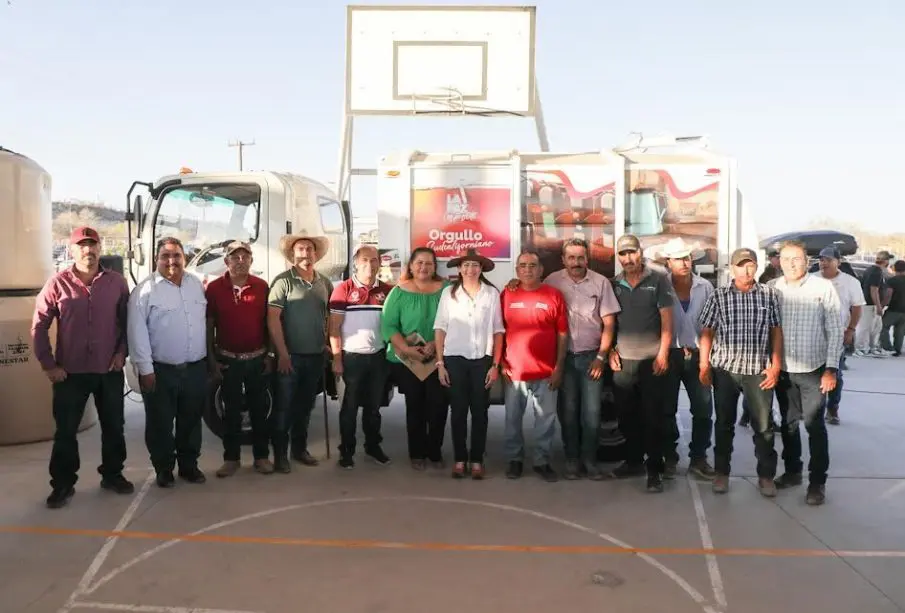Milena Quiroga en entrega camión recolector
