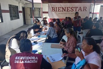 Mujeres de BCS inscribiéndose al programa Pensión Mujeres Bienestar