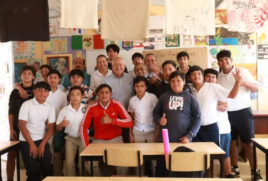 Gobernador Castro Cosío con alumnos de BCS