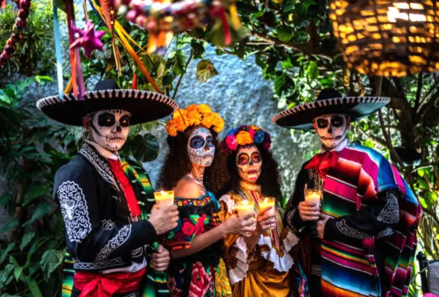 Jóvenes se pintan por el Día de Muertos