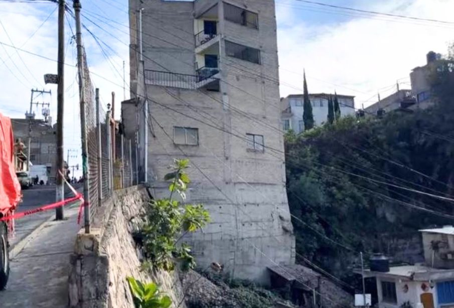 Edificio en Naucalpan a punto de derrumbarse